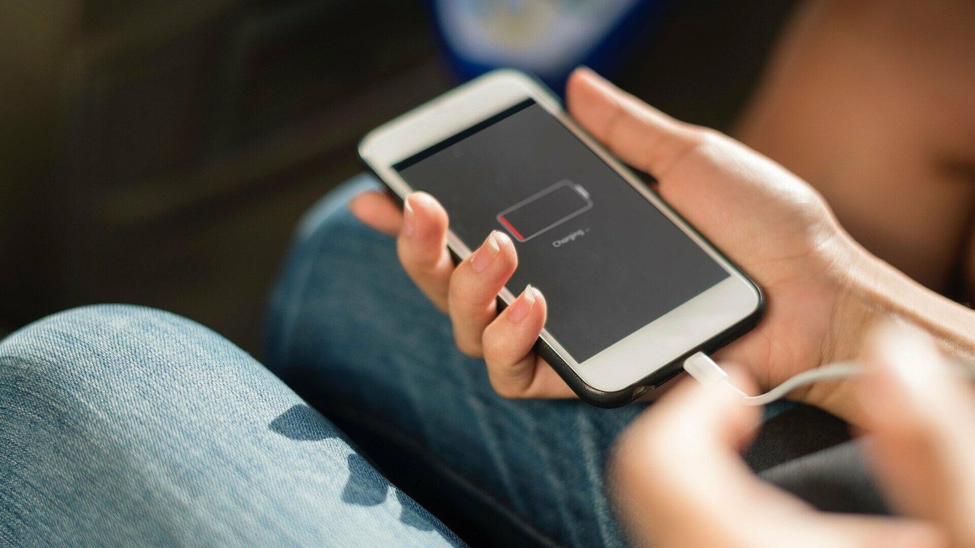 Эксперты порекомендовали не пользоваться смартфонами во время зарядки